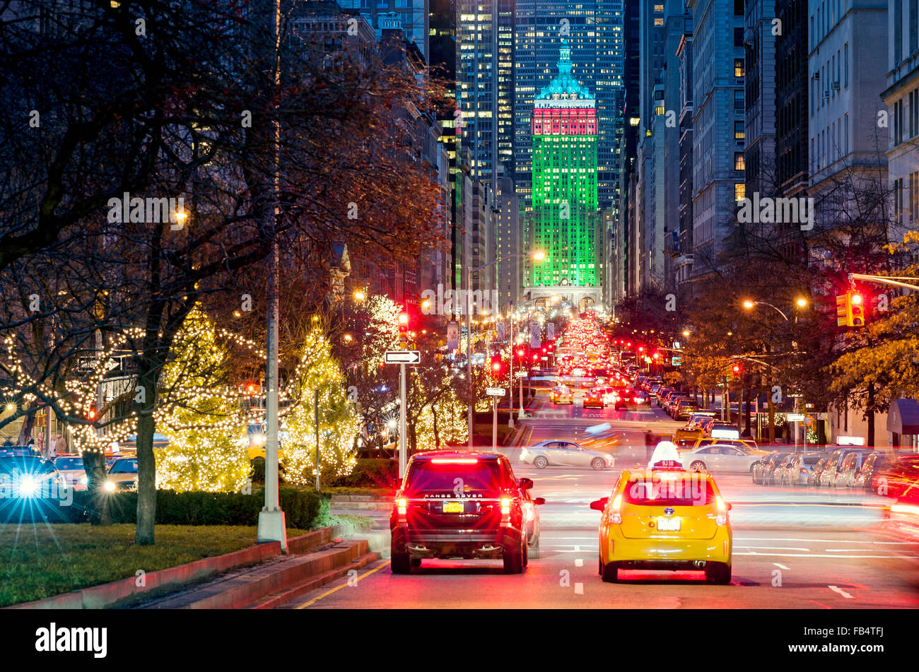 Natale a New York Park Avenue decorazioni New York City le luci di Natale il traffico di alberi Foto Stock