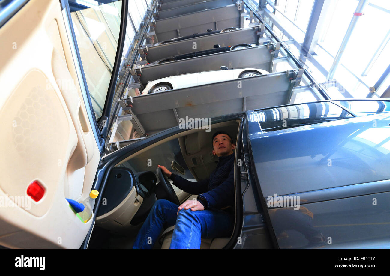 Dalian. Il 9 gennaio, 2016. Foto scattata il 9 gennaio, 2016 mostra un parcheggio multipiano presso la stazione ferroviaria di Dalian, a nord-est della Cina di Provincia di Liaoning. Il parcheggio multipiano, che ha 22 o 23 piani in ogni edificio, è in grado di fornire 606 spazi di parcheggio. © Pu Feng/Xinhua/Alamy Live News Foto Stock
