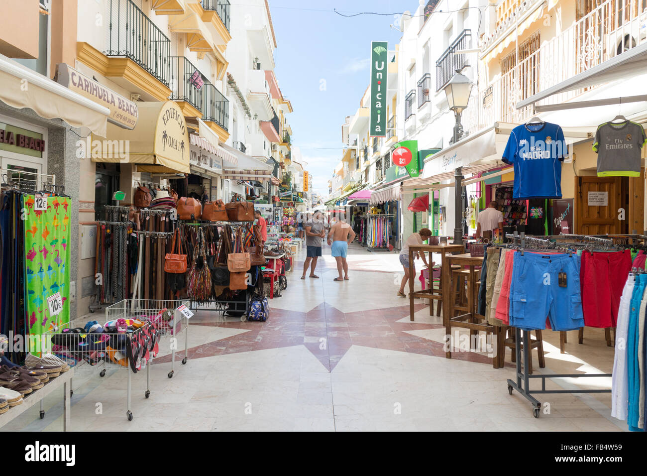 Carihuela, Spain-August xxiii 2015: Uomini parlare sulla principale strada dello shopping. Carihuela è un villaggio su una spiaggia di Torremolinos. Foto Stock