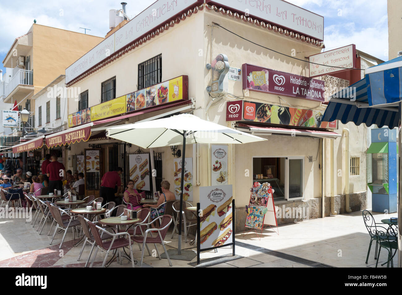 Carihuela, Spain-August xxiii 2015: persone mangiare il pranzo in un bar sulla strada principale. Carihuela è un villaggio su una spiaggia di Torremolinos. Foto Stock
