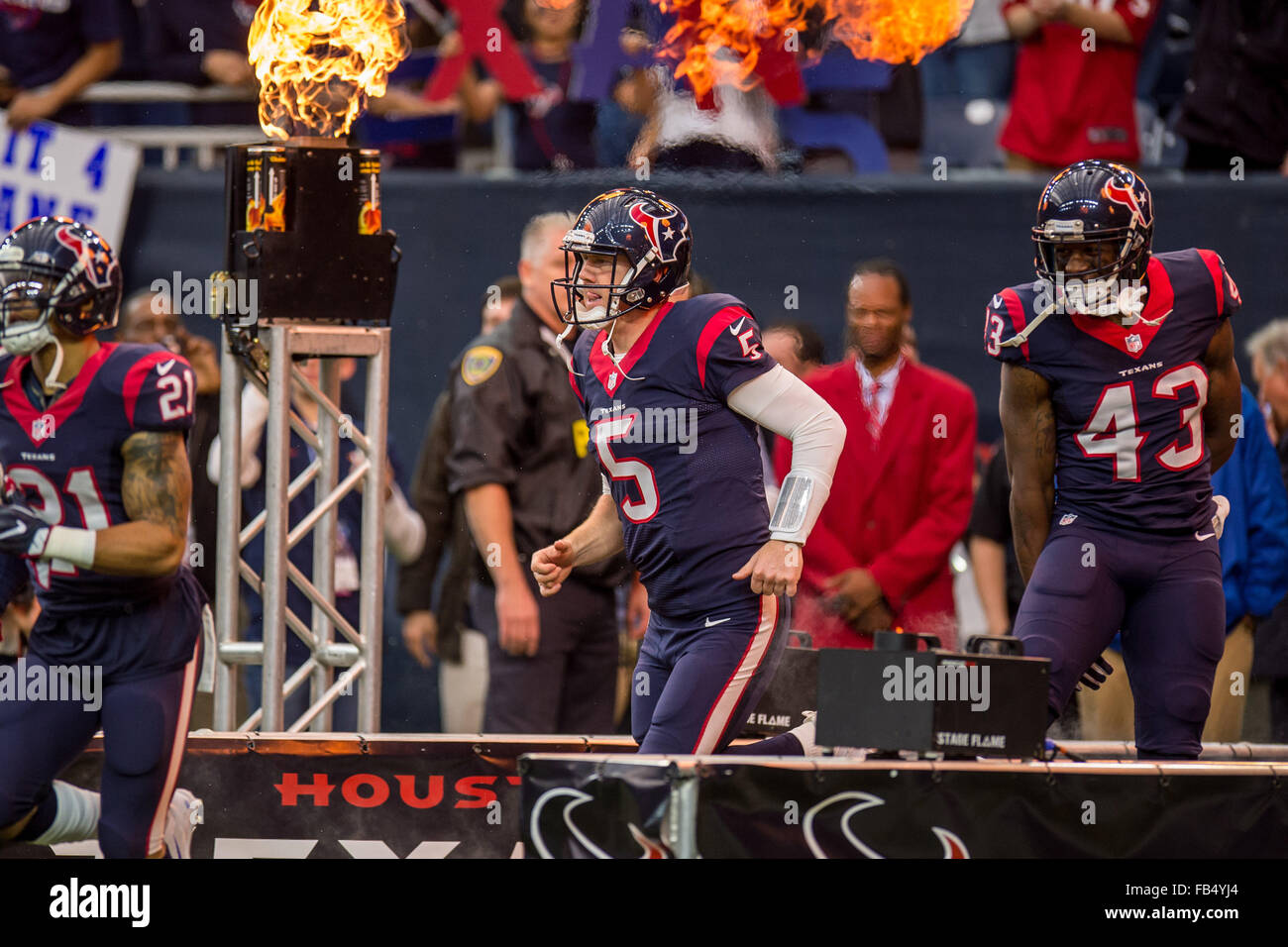Houston, Texas, Stati Uniti d'America. Il 9 gennaio, 2016. Houston Texans quarterback Brandon Weeden (5) entra nel campo prima di un playoff NFL Game tra Houston Texans e il Kansas City Chiefs a NRG Stadium di Houston, TX su Gennaio 9th, 2016 nell'AFC wild card game. Credito: Trask Smith/ZUMA filo/Alamy Live News Foto Stock