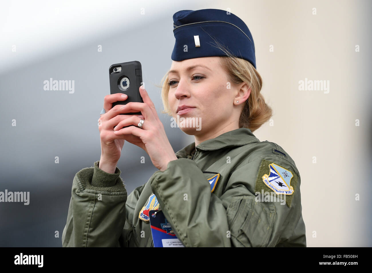 Frisco, Texas, Stati Uniti d'America. Il 9 gennaio, 2016. Un aviatore da Minot AFB che hanno assistito con la B-52 cavalcavia prende una foto del campo durante la prima metà del 2016 Divisione NCAA Football 1 partita di campionato tra Jacksonville Gamecocks di stato e dello Stato del North Dakota Bison alla Toyota Stadium, in Frisco, Texas. Shane Roper/CSM/Alamy Live News Foto Stock