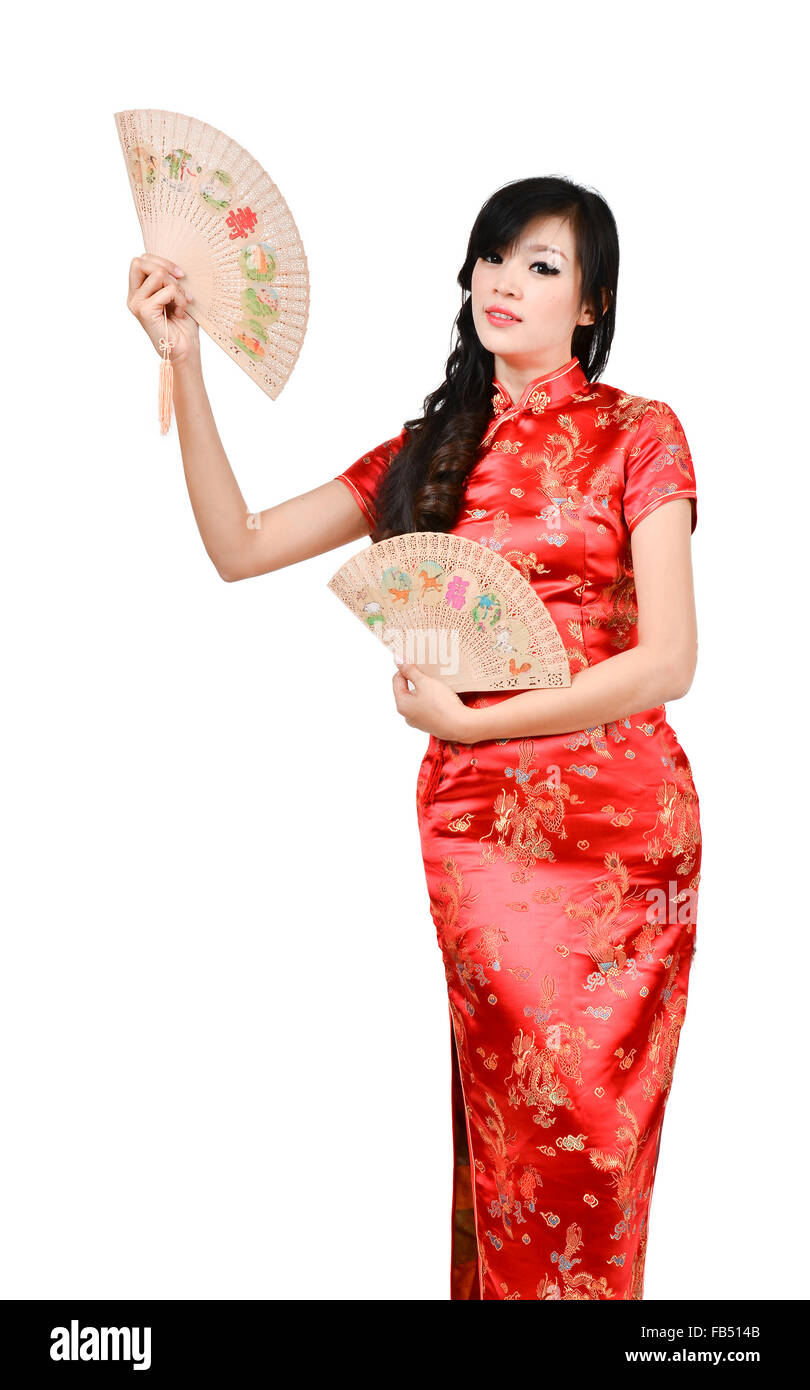 Le belle donne con il cinese tradizionale Cheongsam abito e il foro della ventola cinesi su sfondo bianco Foto Stock