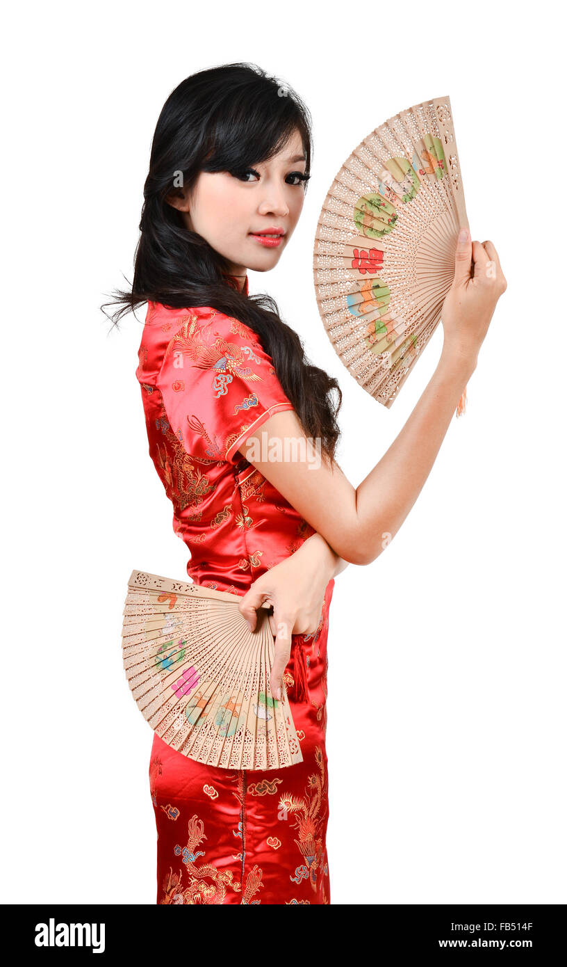 Le belle donne con il cinese tradizionale Cheongsam abito e il foro della ventola cinesi su sfondo bianco Foto Stock