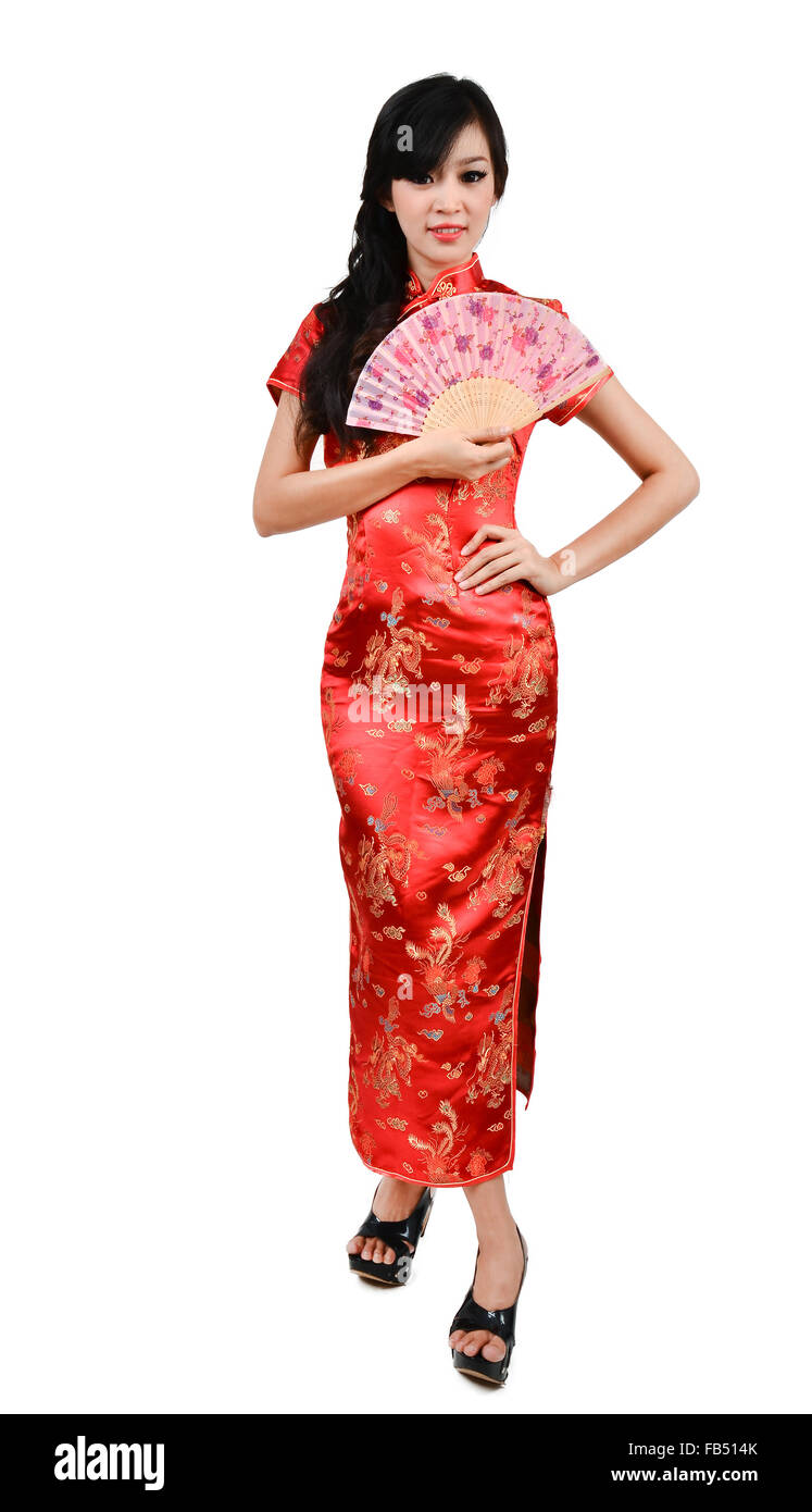 Le belle donne con il cinese tradizionale Cheongsam abito e il foro della ventola cinesi su sfondo bianco Foto Stock