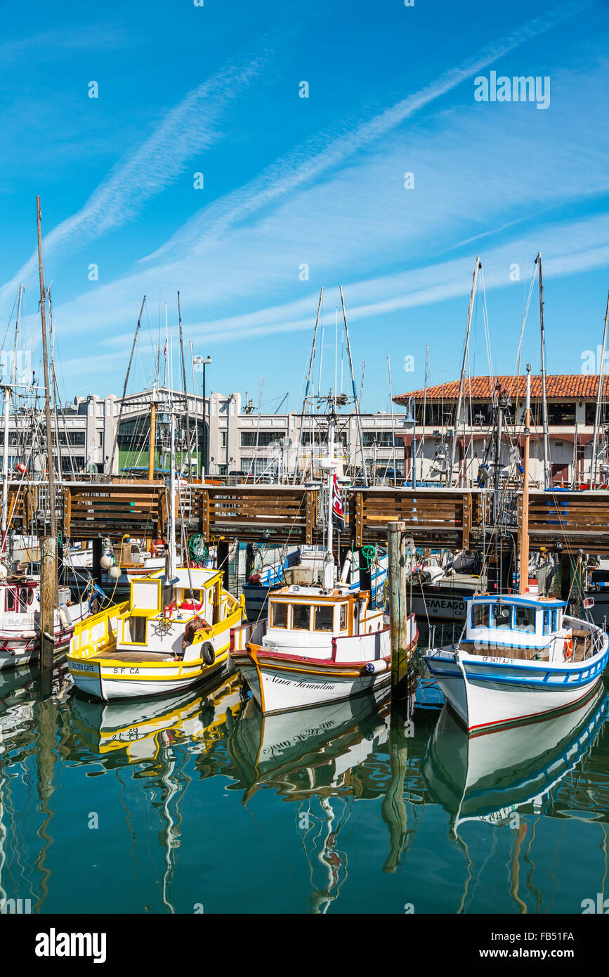 Barche da pesca in porto, Fisherman's Wharf di San Francisco, California, Stati Uniti d'America Foto Stock