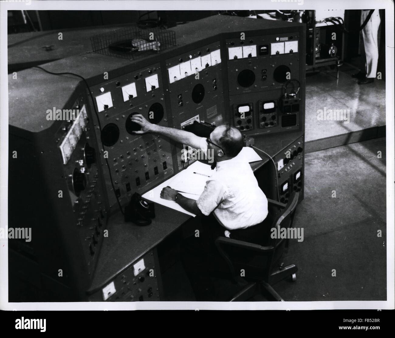 1972 - New York: High-Peak apparecchiature a microonde presso la Cornell Laboratorio aeronautico, Inc. di New York, che mostra la console di comando in primo piano, alta tensione modulatore a sinistra sul retro, con apparecchiature associate al centro e a destra posteriore. Sotto contratto con la US Army Ordnance, CAL ha trasmesso radar-come segnali di 17 milioni di watt, ben al di là di quella che ritenevamo possibile. © Keystone Pictures USA/ZUMAPRESS.com/Alamy Live News Foto Stock