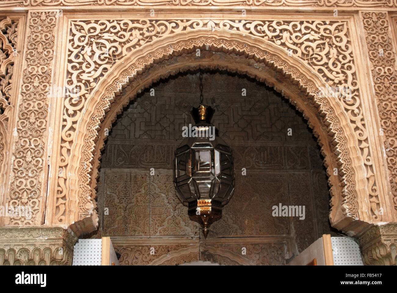 Arco moresco e stile Marocchino luce, Palazzo della Alhambra di Granada, provincia di Granada, Andalusia, Spagna, Europa occidentale. Foto Stock