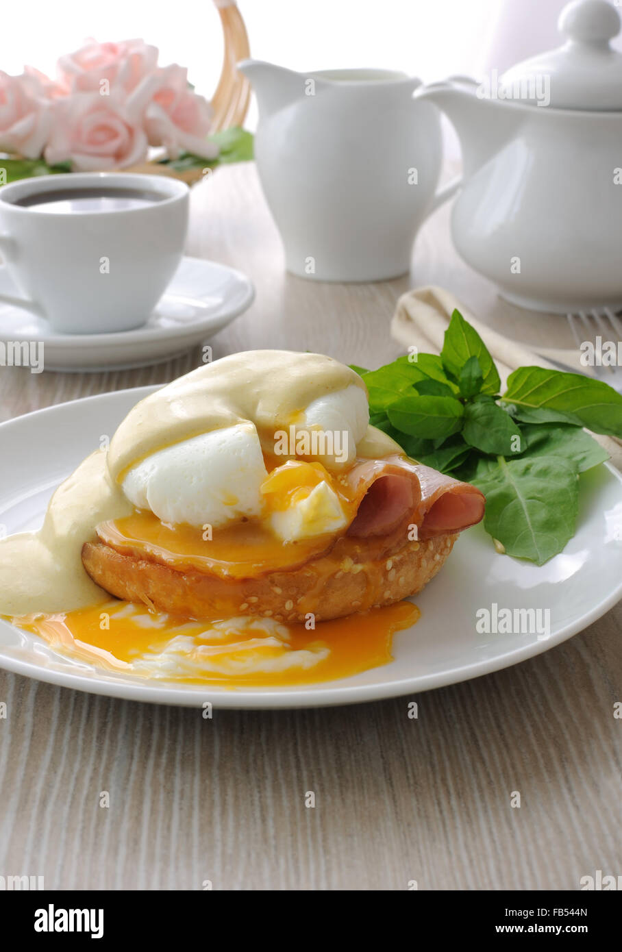 Colazione a base di uova bollite (bollito) con prosciutto su un panino con mostarda Foto Stock