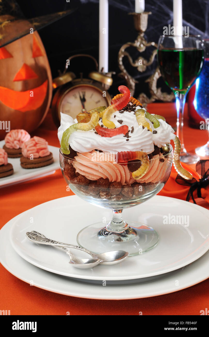 Palline di cioccolato ricoperte con panna montata con gelatina worm Foto Stock