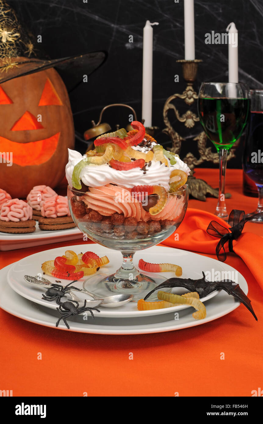 Dolce di Cioccolato di sfere sotto la panna con la gelatina worm Foto Stock