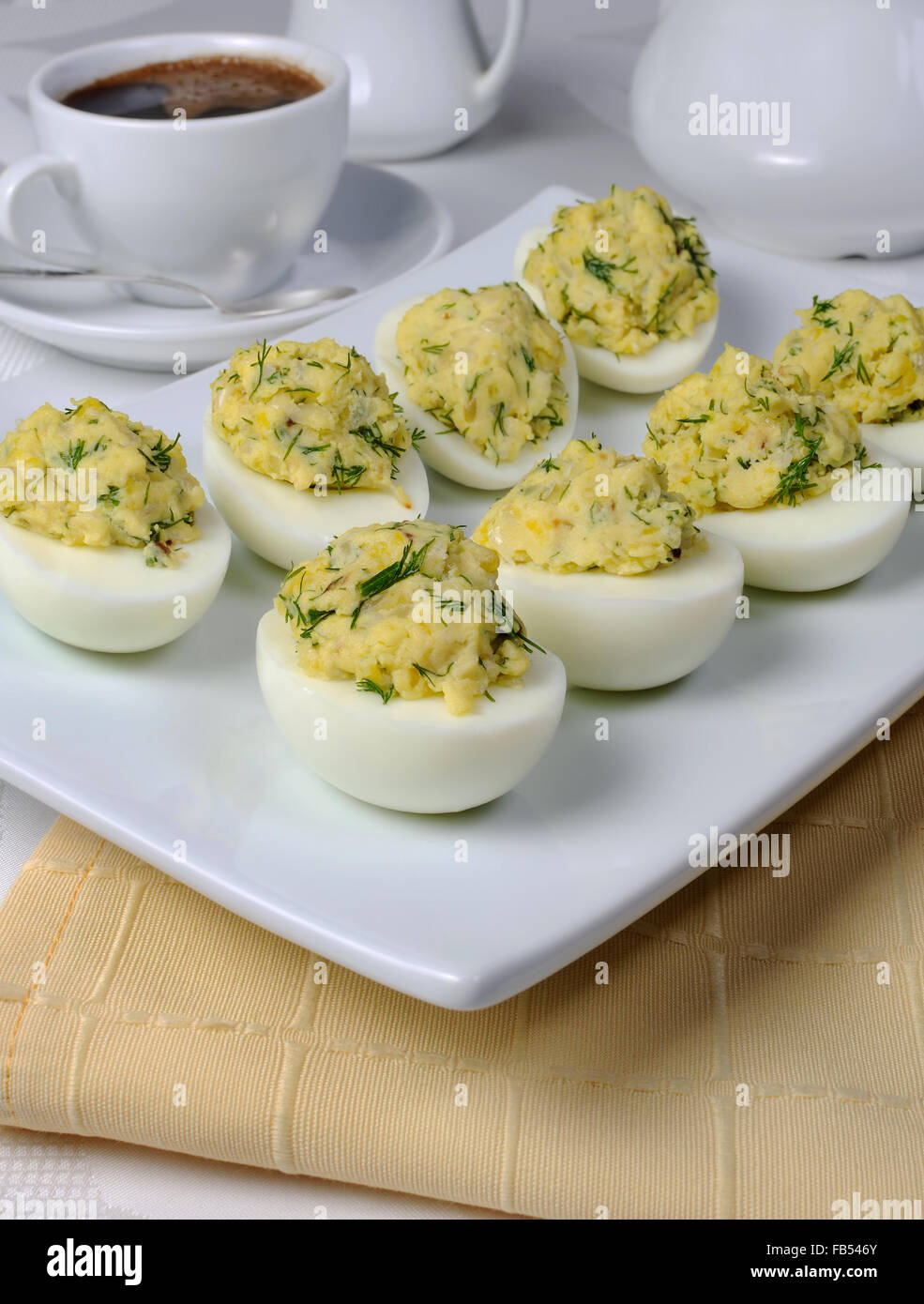 Uova ripiene con cipolle arrosto e erbe aromatiche Foto Stock