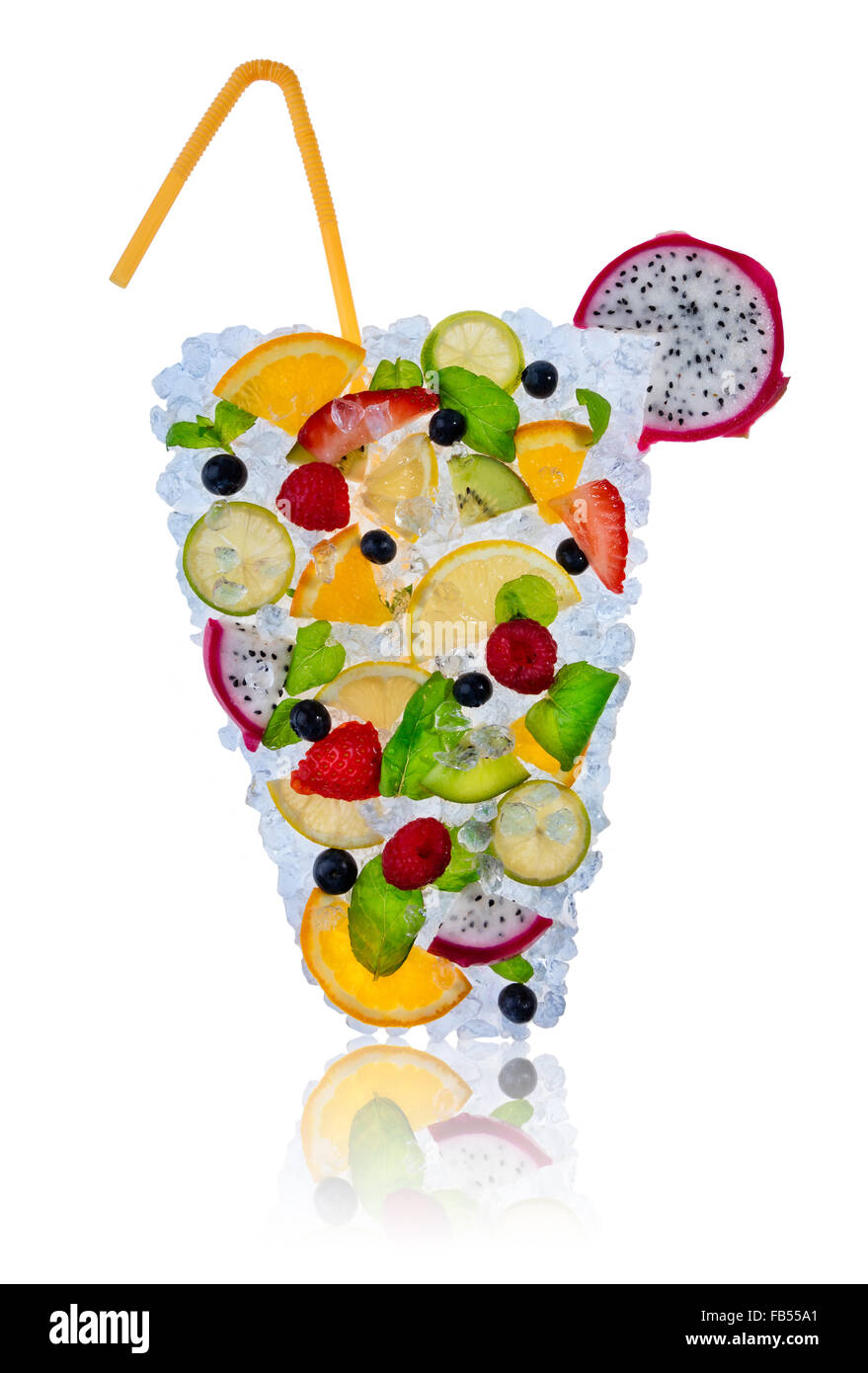 Ice cocktail di frutta con cubetti di ghiaccio su sfondo bianco Foto Stock