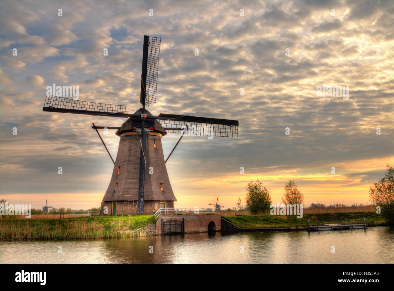 Il mulino a vento e acqua canal a Kinderdijk, Paesi Bassi Foto Stock