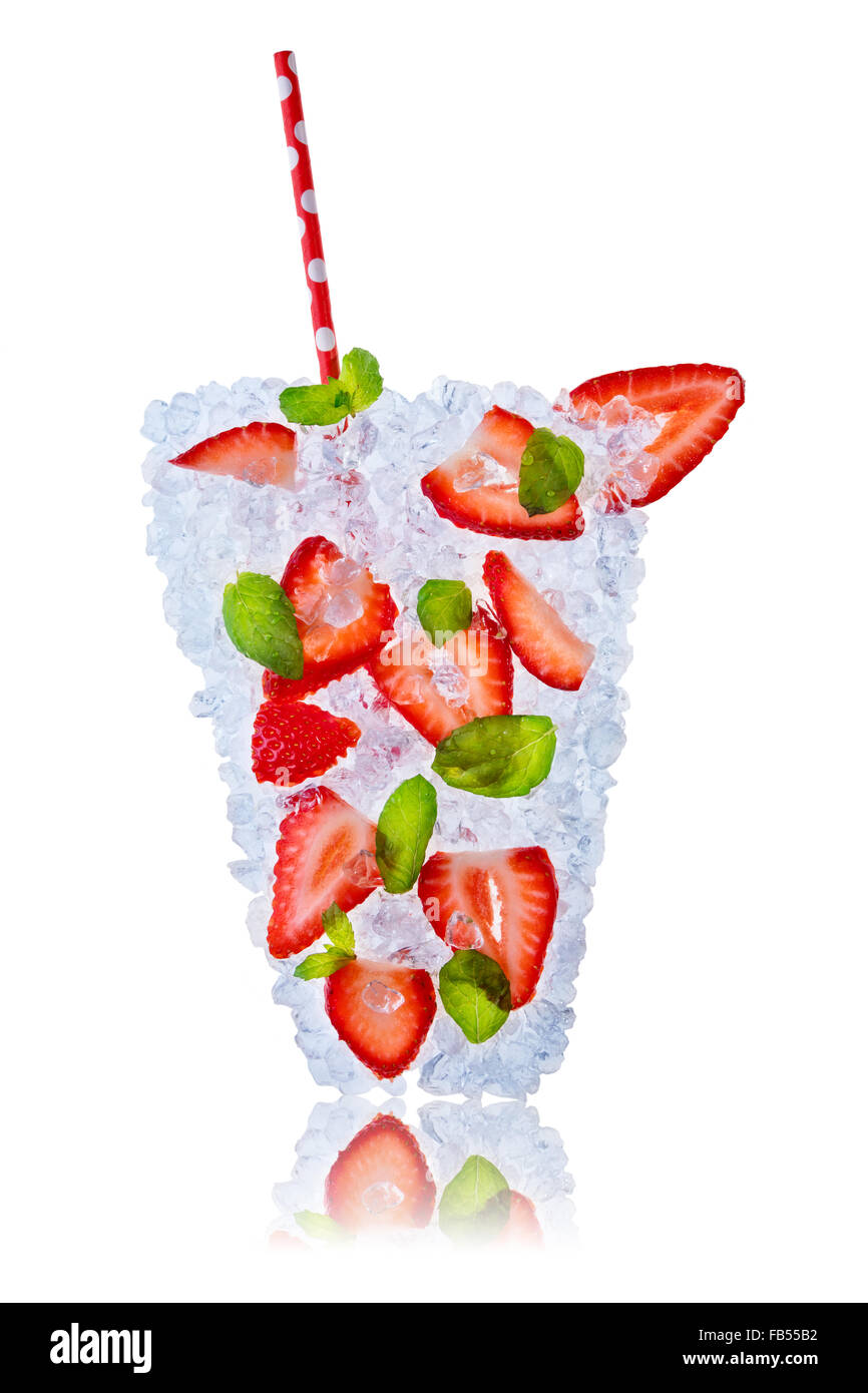 Fragole ghiaccio cocktail con cubetti di ghiaccio su sfondo bianco Foto Stock