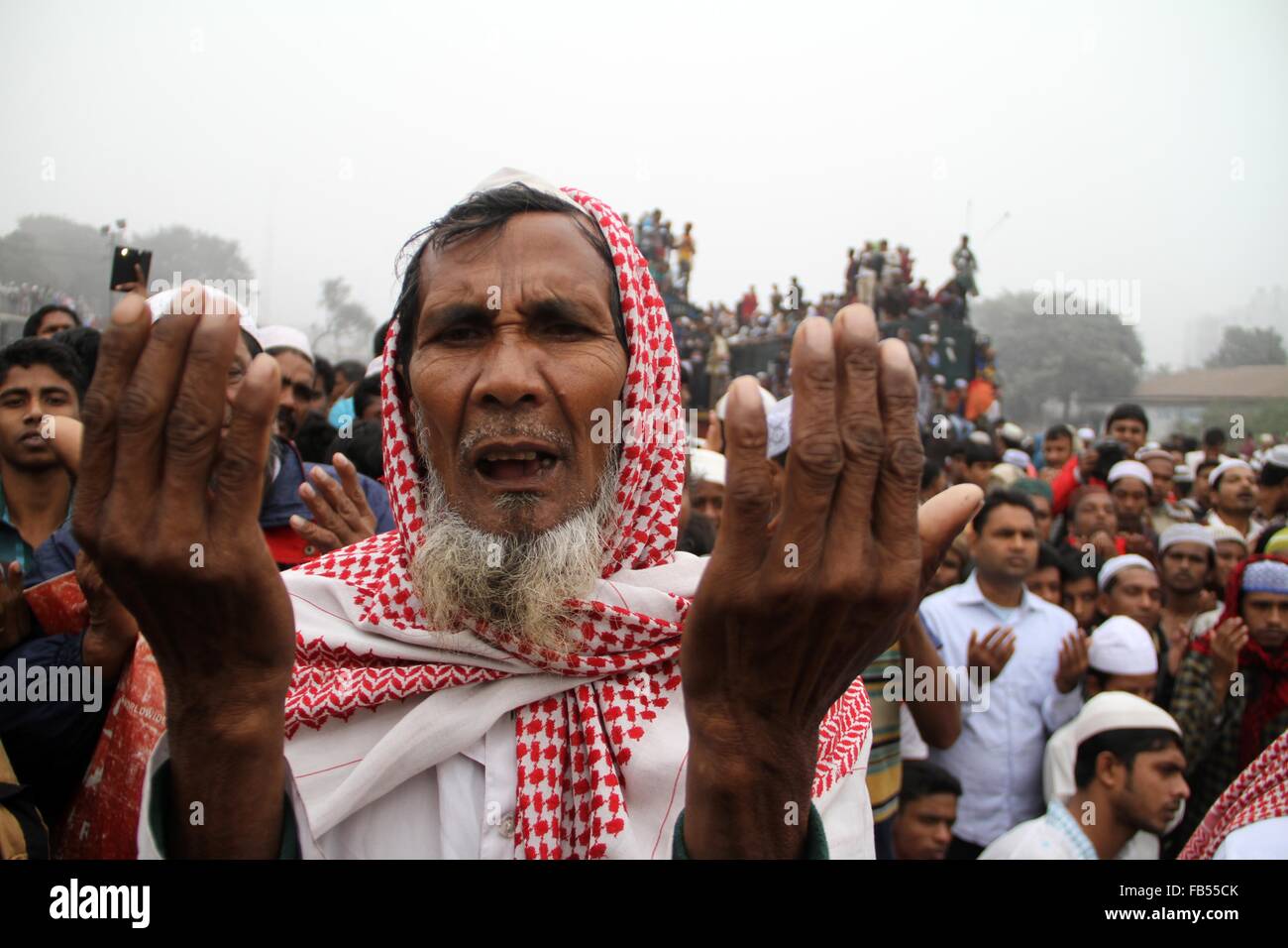 Dacca, Bagladesh. Il 10 gennaio, 2016. Musulmana del Bangladesh di partecipare Akheri Munajat, ultima preghiera a conclusione del Biswa Ijtema o Musulmana Mondiale Congregazione a Tongi, circa 30 km a nord di Dhaka il 10 gennaio 2016. Mllions musulmani uniti in preghiera sulle rive di un fiume in Bangladesh è il secondo più grande annuale congregazione islamica si è conclusa oggi. Credito: Rehman Asad/Alamy Live News Foto Stock