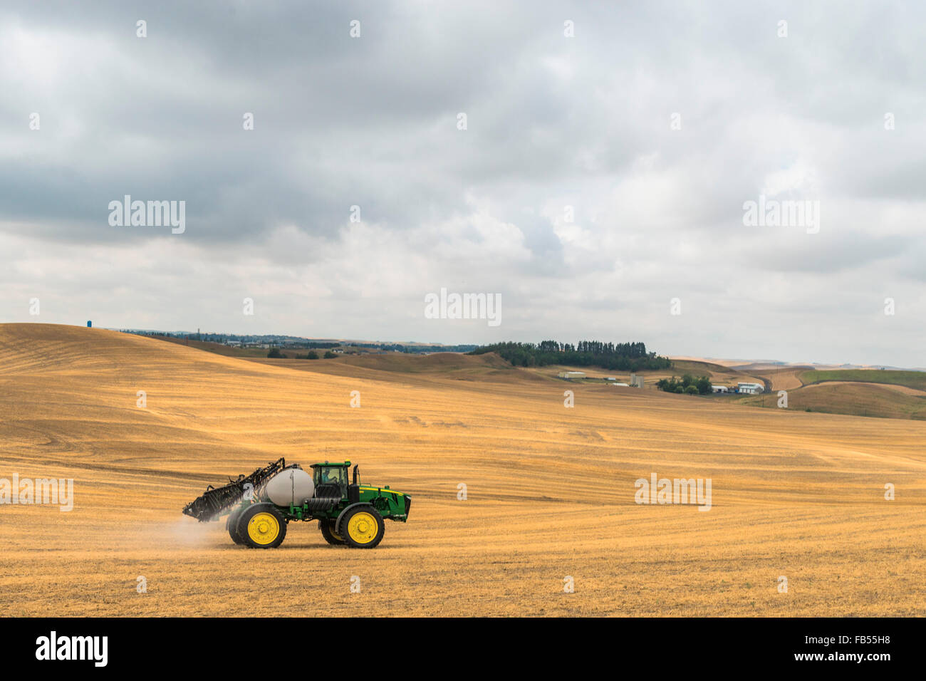 John Deere irroratrice semovente erbicida di spruzzatura su un campo in anticipo di prepararlo per l'impianto nella regione di Palouse di EAS Foto Stock