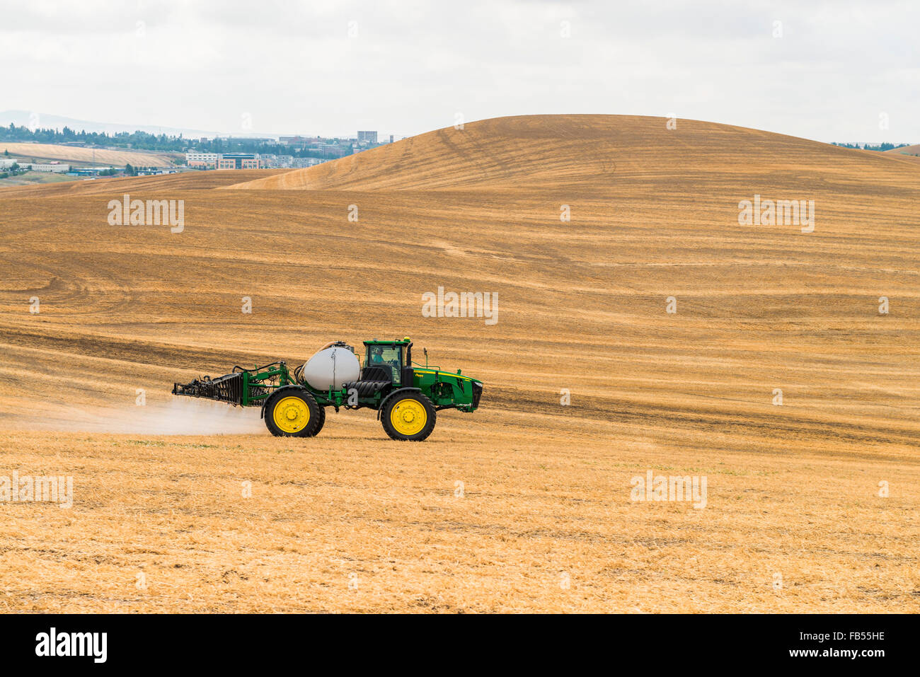 John Deere irroratrice semovente erbicida di spruzzatura su un campo in anticipo di prepararlo per l'impianto nella regione di Palouse di EAS Foto Stock