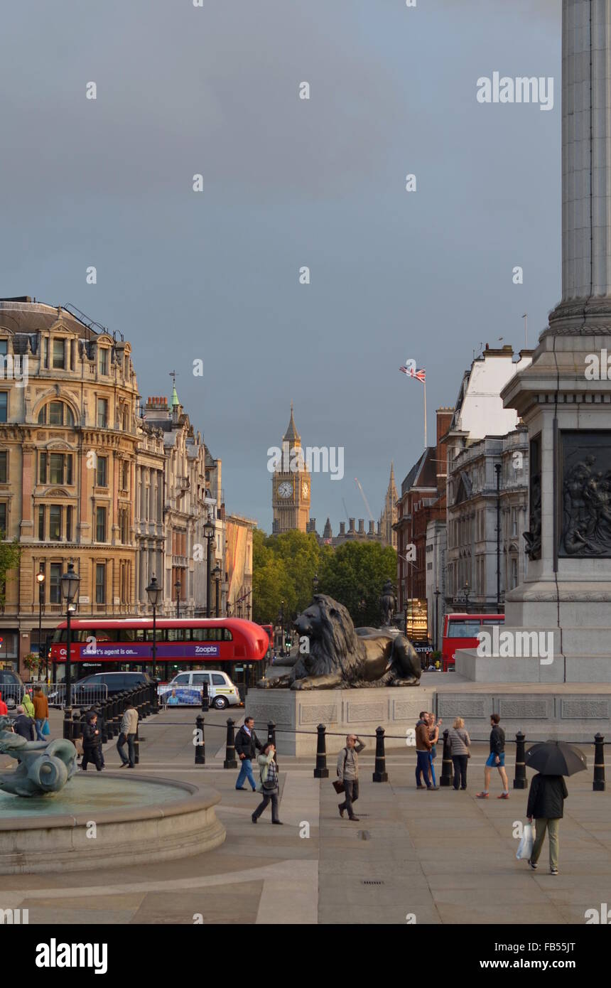 Trafalgar Square guardando verso Westminster, Londra, Inghilterra Foto Stock