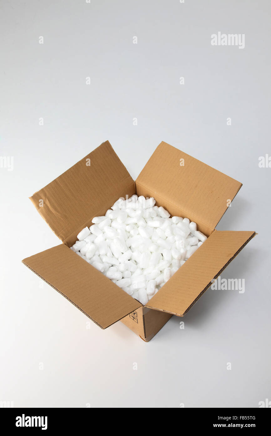 Aprire la scatola con il confezionamento "Peanuts" all'interno del background normale Foto Stock