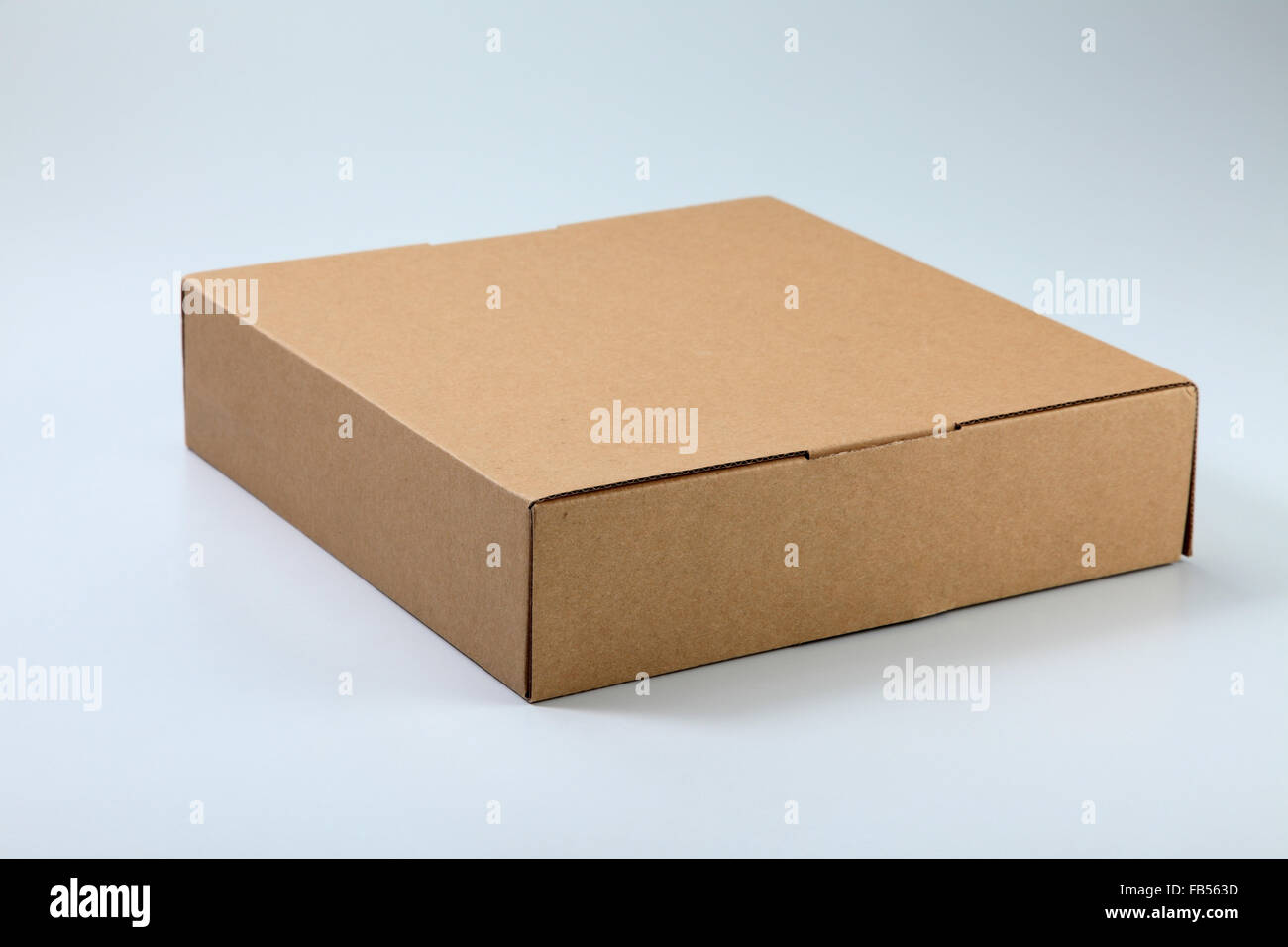 Chiusura del marrone a scatola di cartone su sfondo semplice Foto Stock