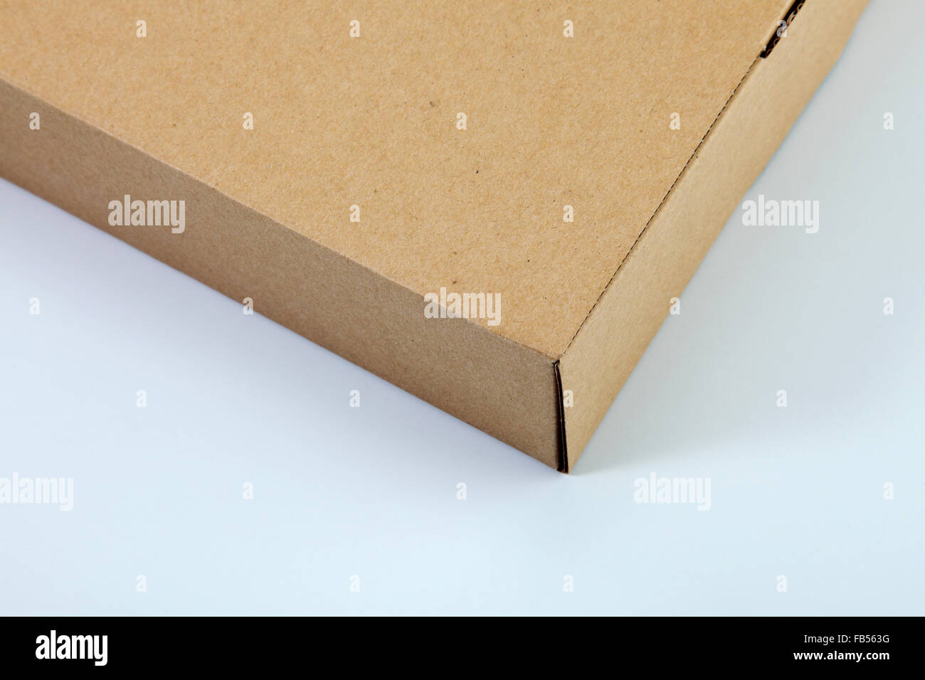 Brown scatola di cartone sullo sfondo semplice Foto Stock