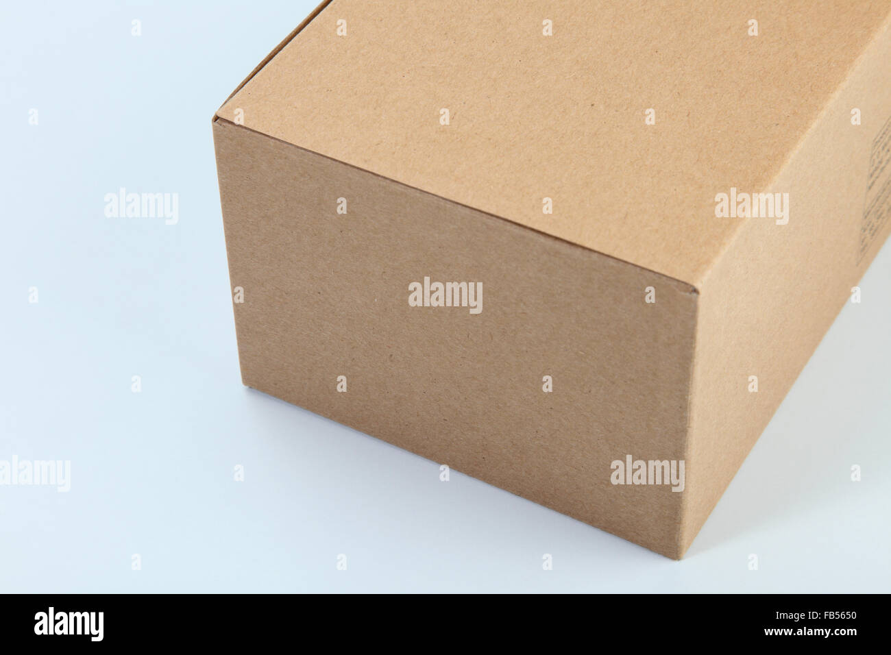 Close up marrone a scatola di cartone sullo sfondo semplice Foto Stock