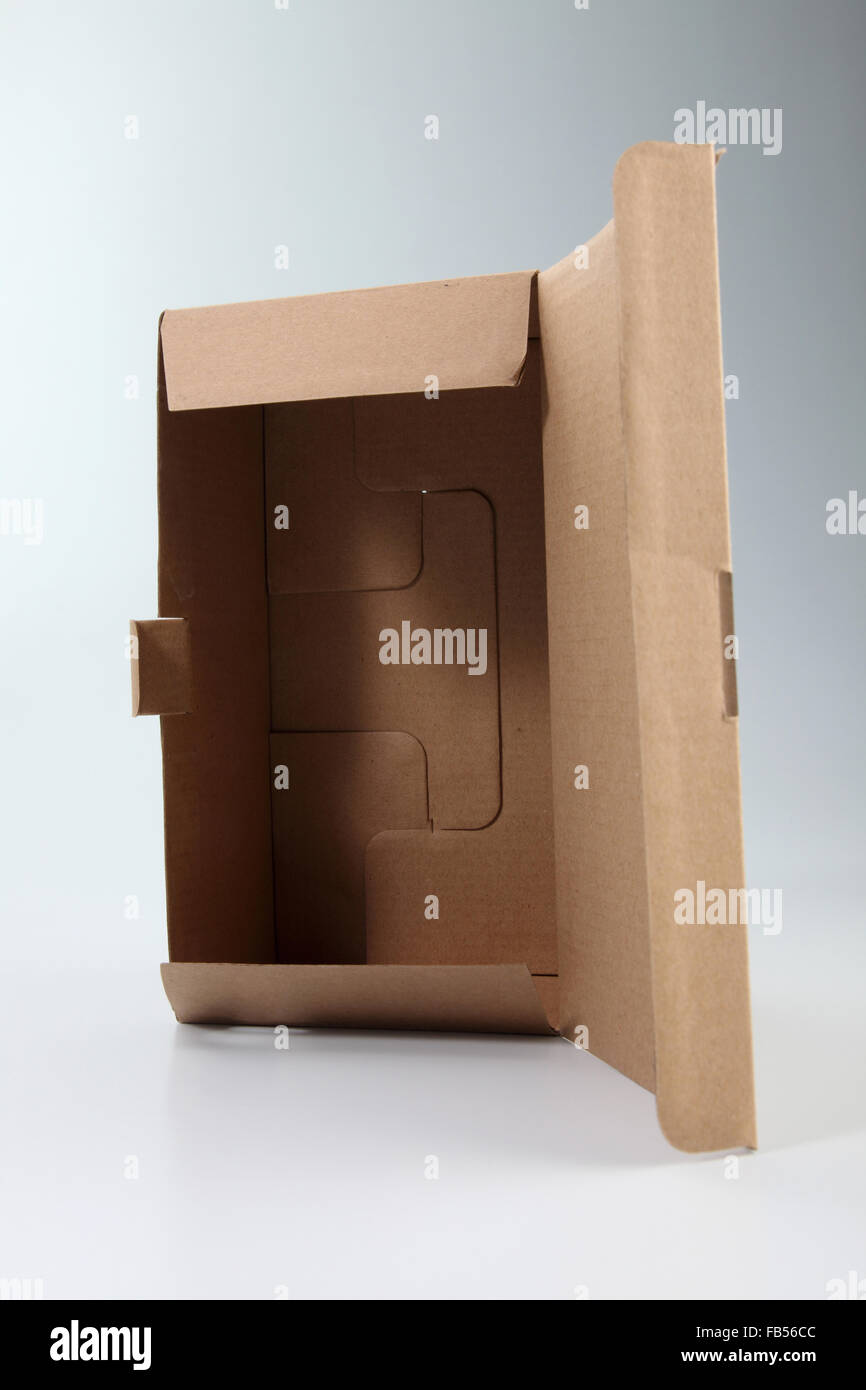 Brown scatola di cartone sullo sfondo semplice Foto Stock