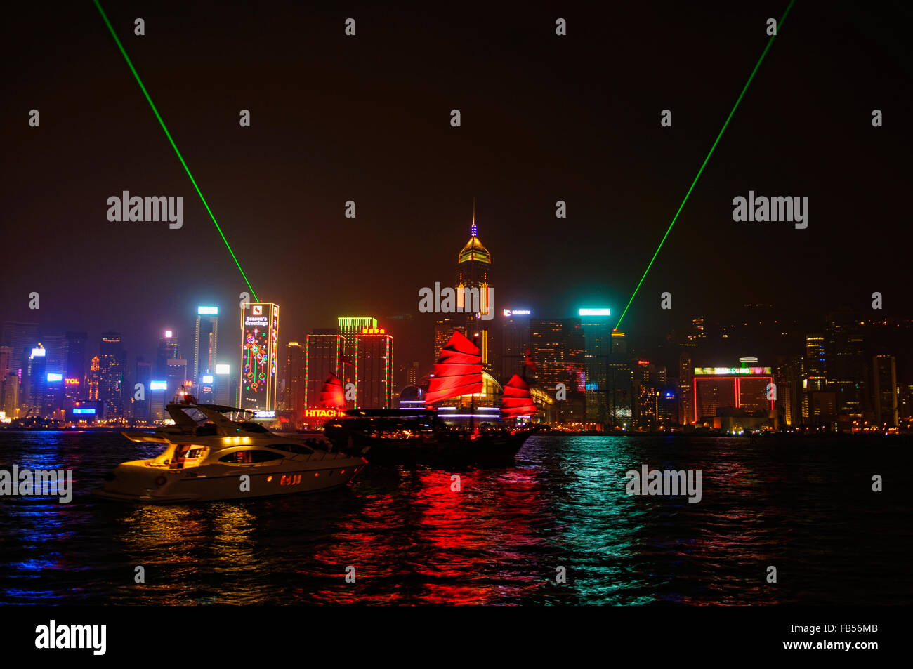 Giunca tradizionale presso il porto di notte a Hong Kong Foto Stock