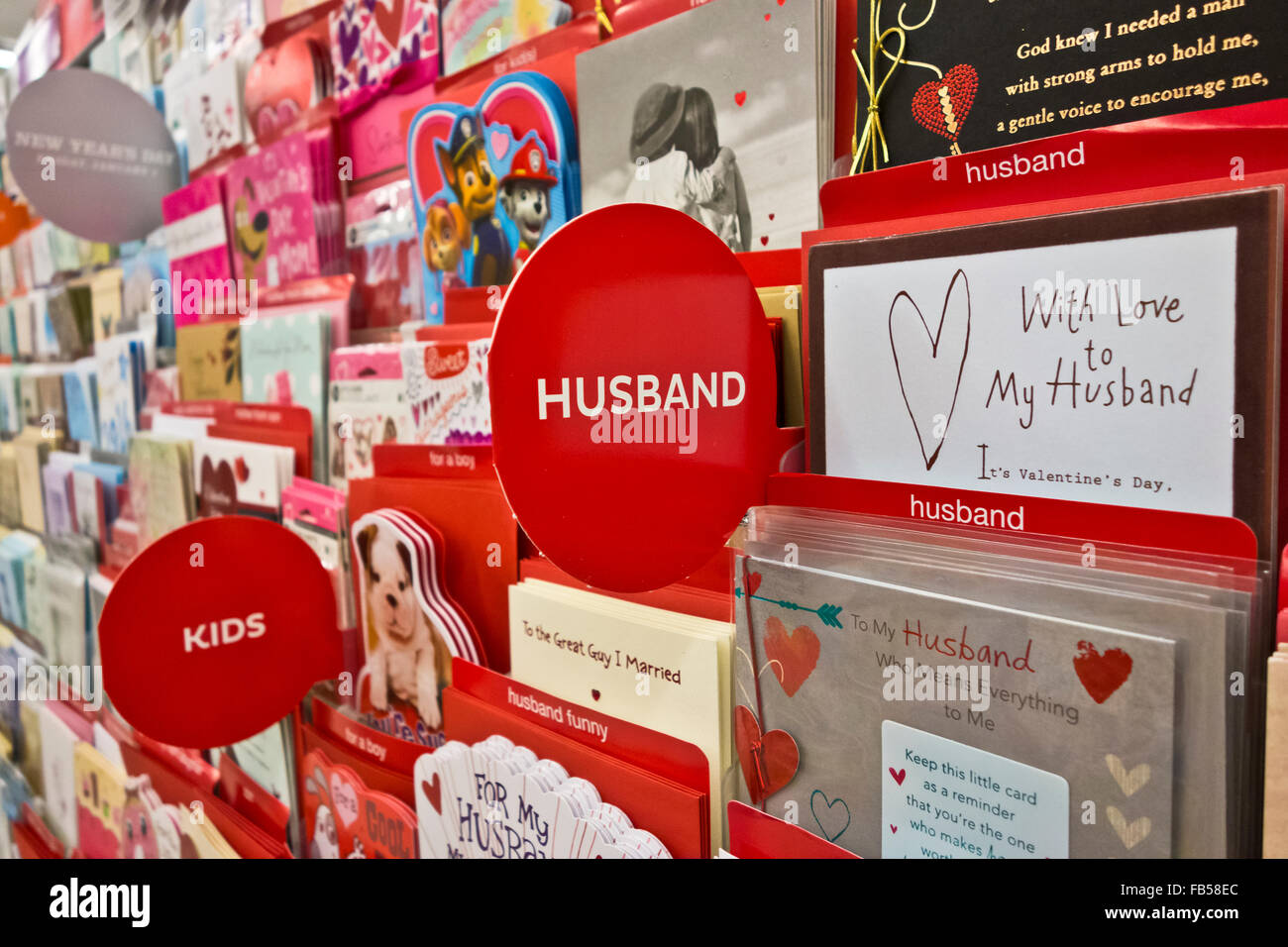 Display del negozio di San Valentino per carte di mariti e figli. Scheda di San Valentino per marito e figli in negozio. Foto Stock