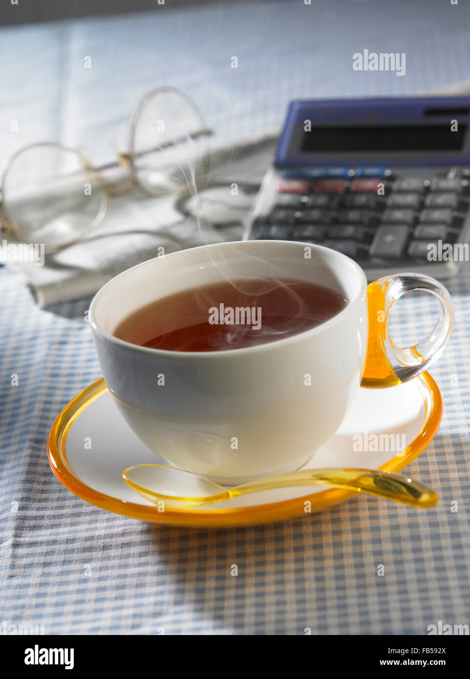 Una tazza di tè caldo al mattino con fumo Foto stock - Alamy