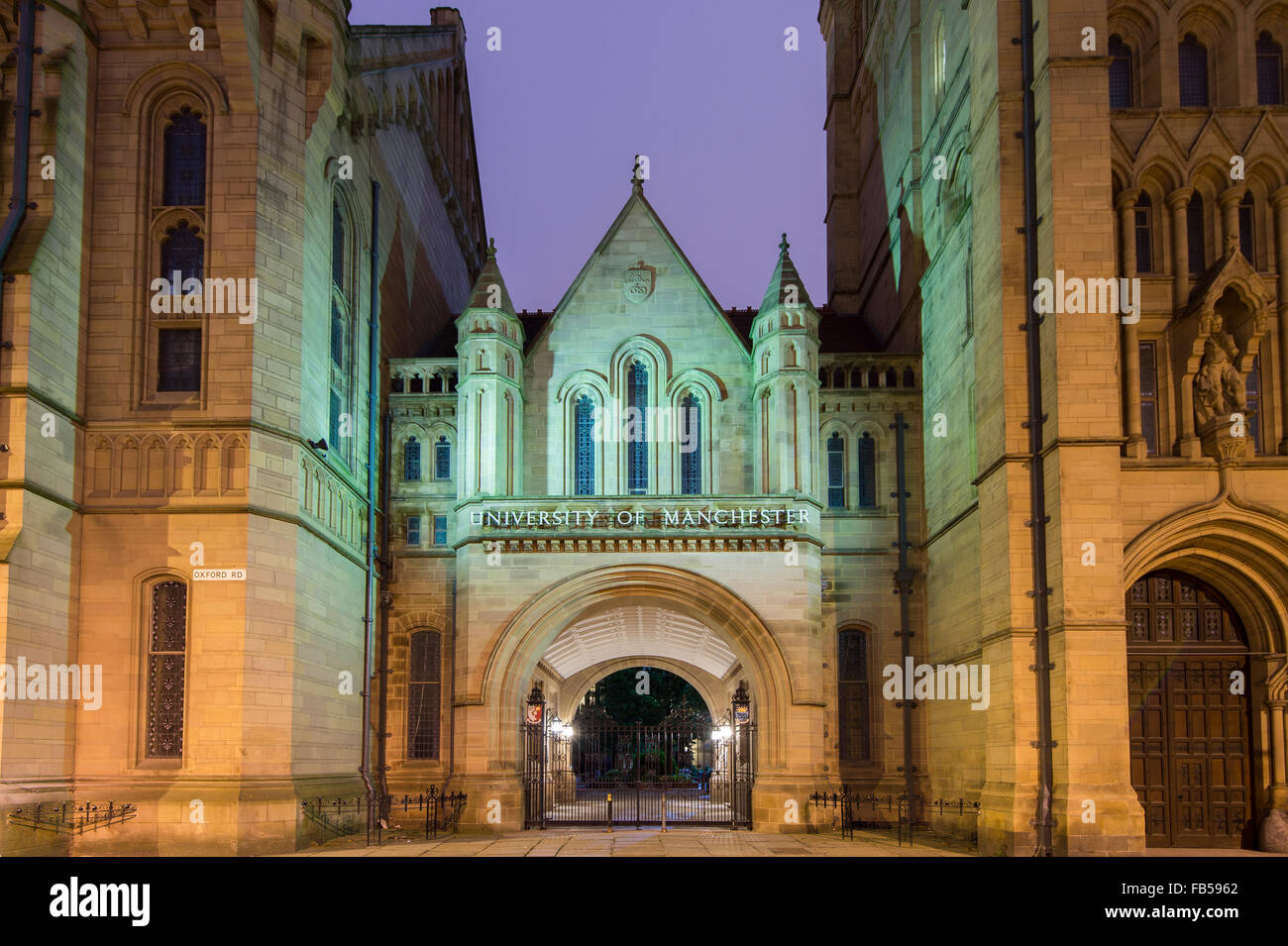 L'Università di Manchester ingresso di notte, Oxford Road, Manchester Foto Stock