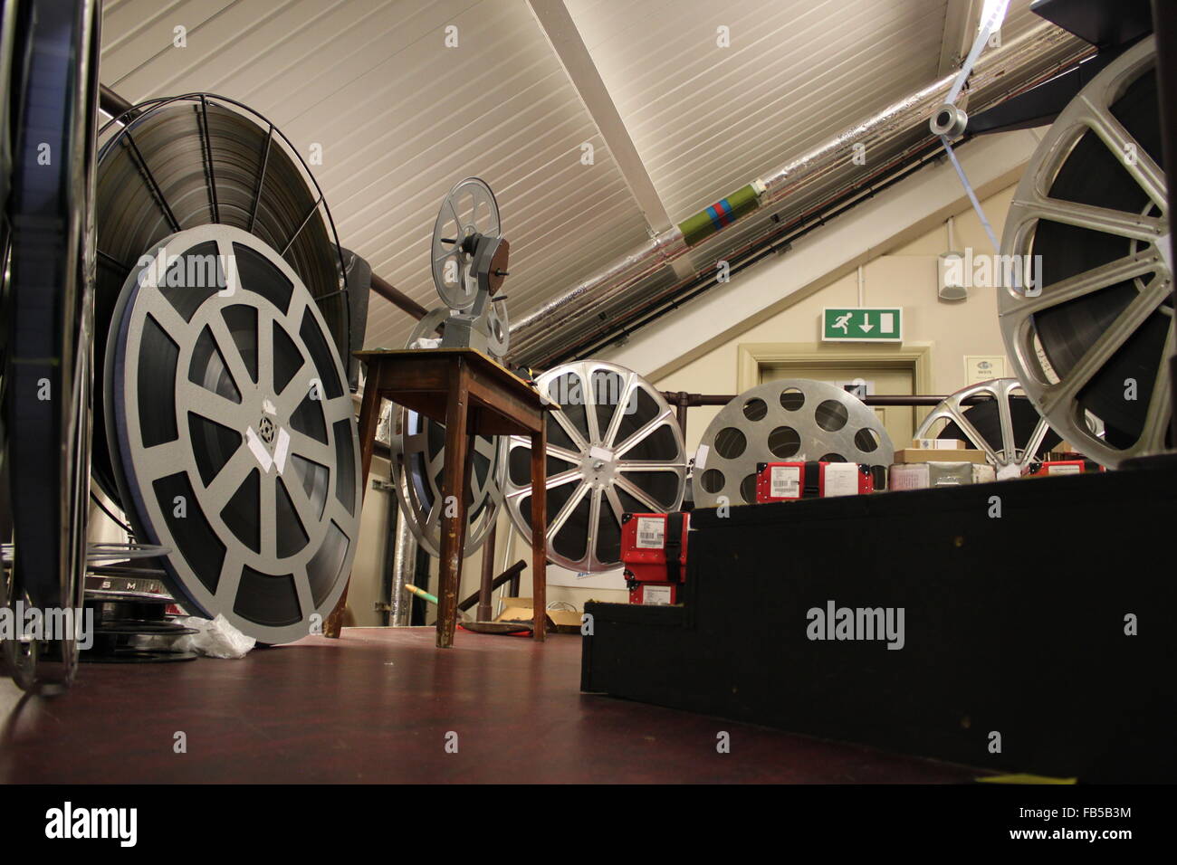 Basso livello immagine di numerosi 35mm bobine di pellicola in una sala di proiezione Foto Stock