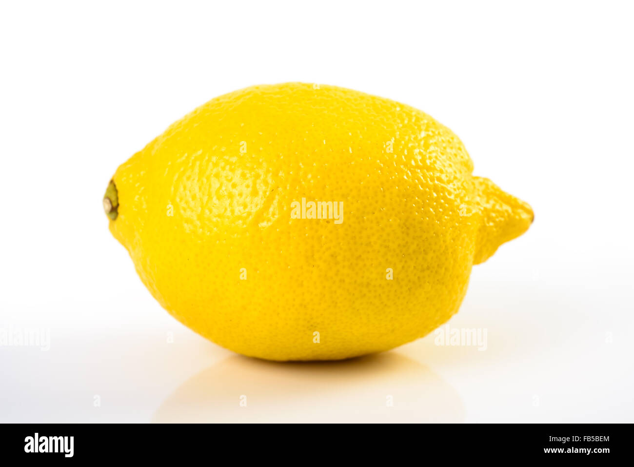 Fresche limone giallo su bianco Foto Stock