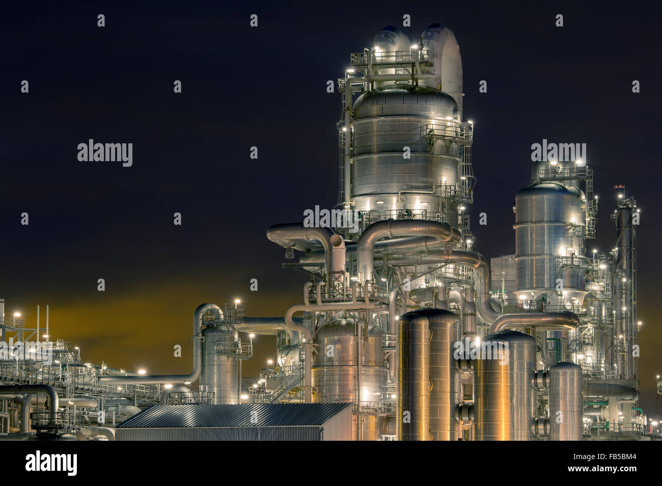 Fabbrica petrolchimica di notte. Foto Stock
