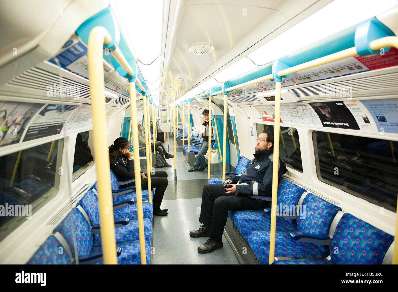 Le persone che viaggiano in un vuoto carrello tranquilla sulla metropolitana di Londra sulla Jubilee Line a Londra. Foto Stock