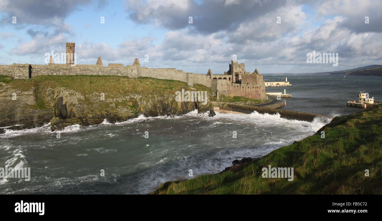 Il castello di pelatura e Fenella Beach, la buccia, Isola di Man su un giorno tempestoso con grandi e potenti onde che si infrangono sulle rocce. Foto Stock