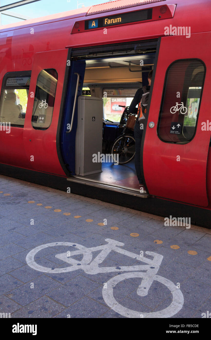 Segno di bicicletta su piattaforma da S Treno con ciclo carrello porta aperta in Vesterport stazione ferroviaria. Copenhagen DANIMARCA Scandinavia Foto Stock