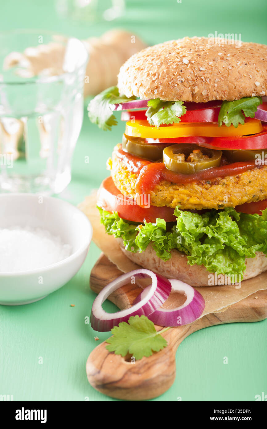 Veggie ceci e granturco dolce burger con pepe jalapeno cipolla Foto Stock