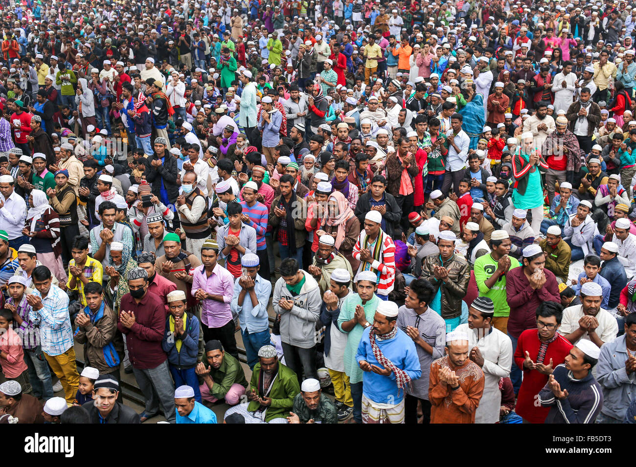 Dacca in Bangladesh. Decimo gen, 2016. Stanno pregando in Bishwa Istema che è considerato come il secondo più grande a livello mondiale congregazione musulmana dopo Hajj. © Mohammad Hossain Ponir/ZUMA filo/Alamy Live News Foto Stock