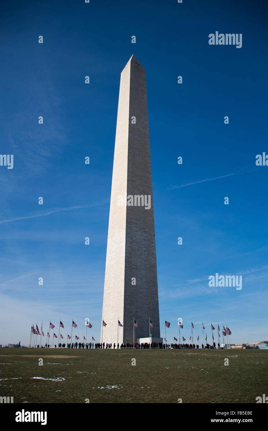 Washington Monument National Mall Washington DC // WASHINGTON DC - il Washington Monument si trova in cima al National Mall. Completato nel 1884, questo imponente obelisco, progettato da Robert Mills, onora George Washington. Con i suoi 555 piedi, 1/8 pollici, era l'edificio più alto del mondo al suo completamento. Foto Stock