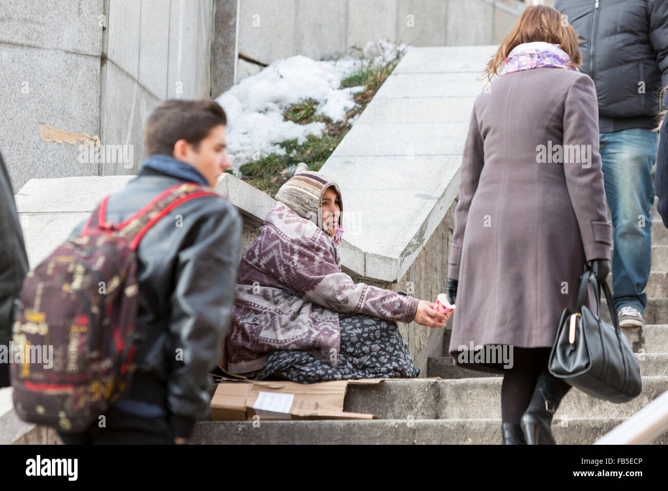 Sofia, Bulgaria - 8 Gennaio 2016: un senzatetto gypsy donna è per l'accattonaggio denaro nel centro della capitale bulgara. Anni Foto Stock