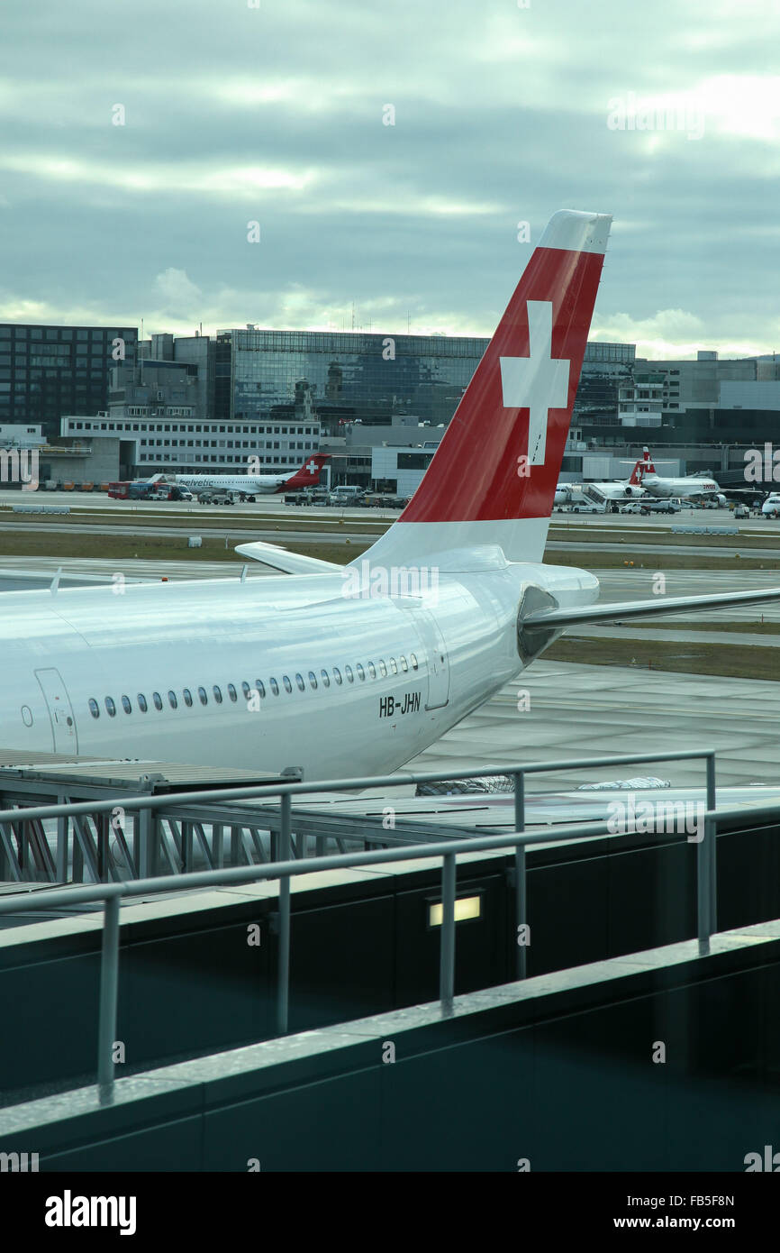 L'aeroporto internazionale di Zurigo con Swiss aereo coda sul davanti. Foto Stock