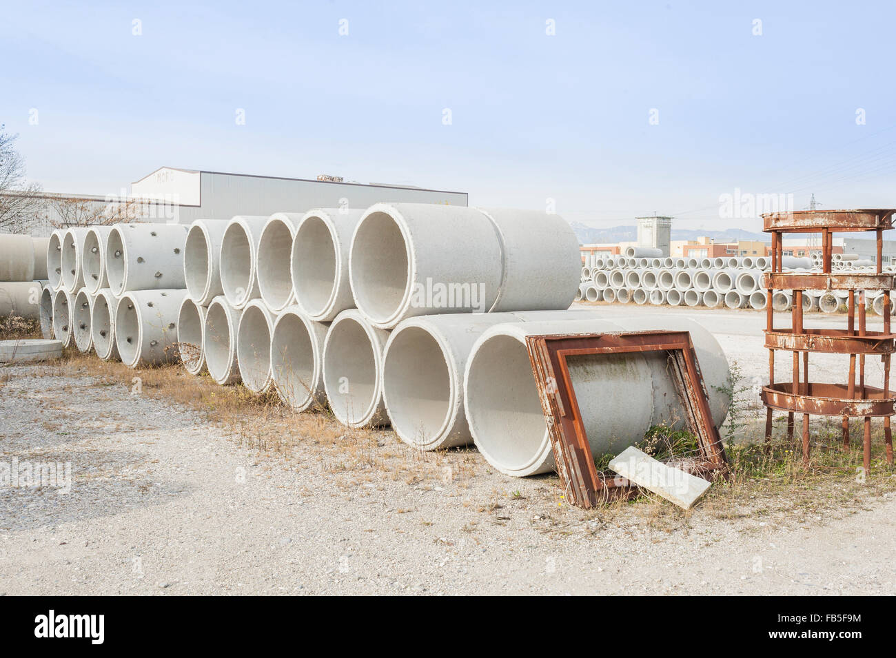 Calcestruzzo tubi di drenaggio per l'edilizia industriale. Foto Stock