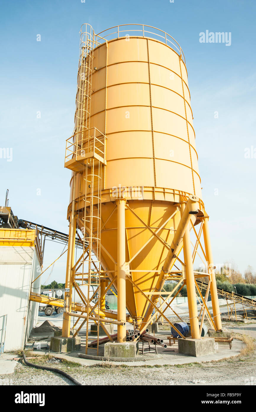 Silos industriali per la produzione di calcestruzzo Foto Stock