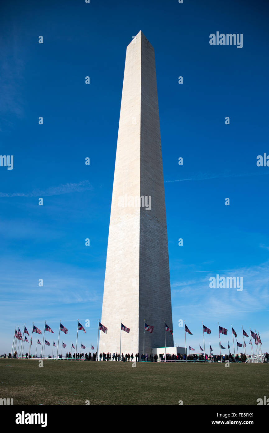 Washington Monument National Mall Washington DC // WASHINGTON DC - il Washington Monument si trova in cima al National Mall. Completato nel 1884, questo imponente obelisco, progettato da Robert Mills, onora George Washington. Con i suoi 555 piedi, 1/8 pollici, era l'edificio più alto del mondo al suo completamento. Foto Stock