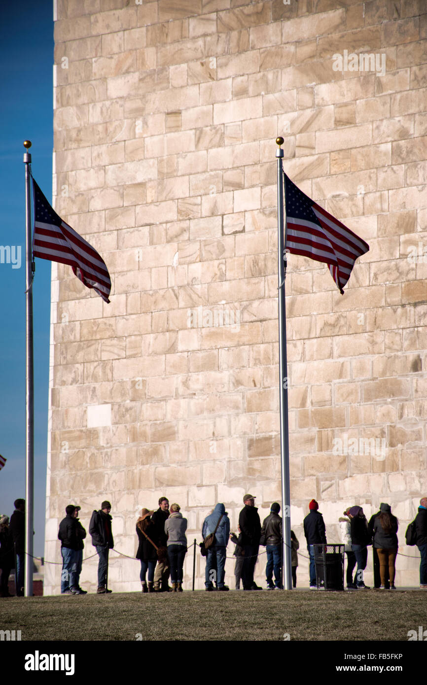 Washington Monument National Mall Washington DC // WASHINGTON DC - il Washington Monument si trova in cima al National Mall. Completato nel 1884, questo imponente obelisco, progettato da Robert Mills, onora George Washington. Con i suoi 555 piedi, 1/8 pollici, era l'edificio più alto del mondo al suo completamento. Foto Stock