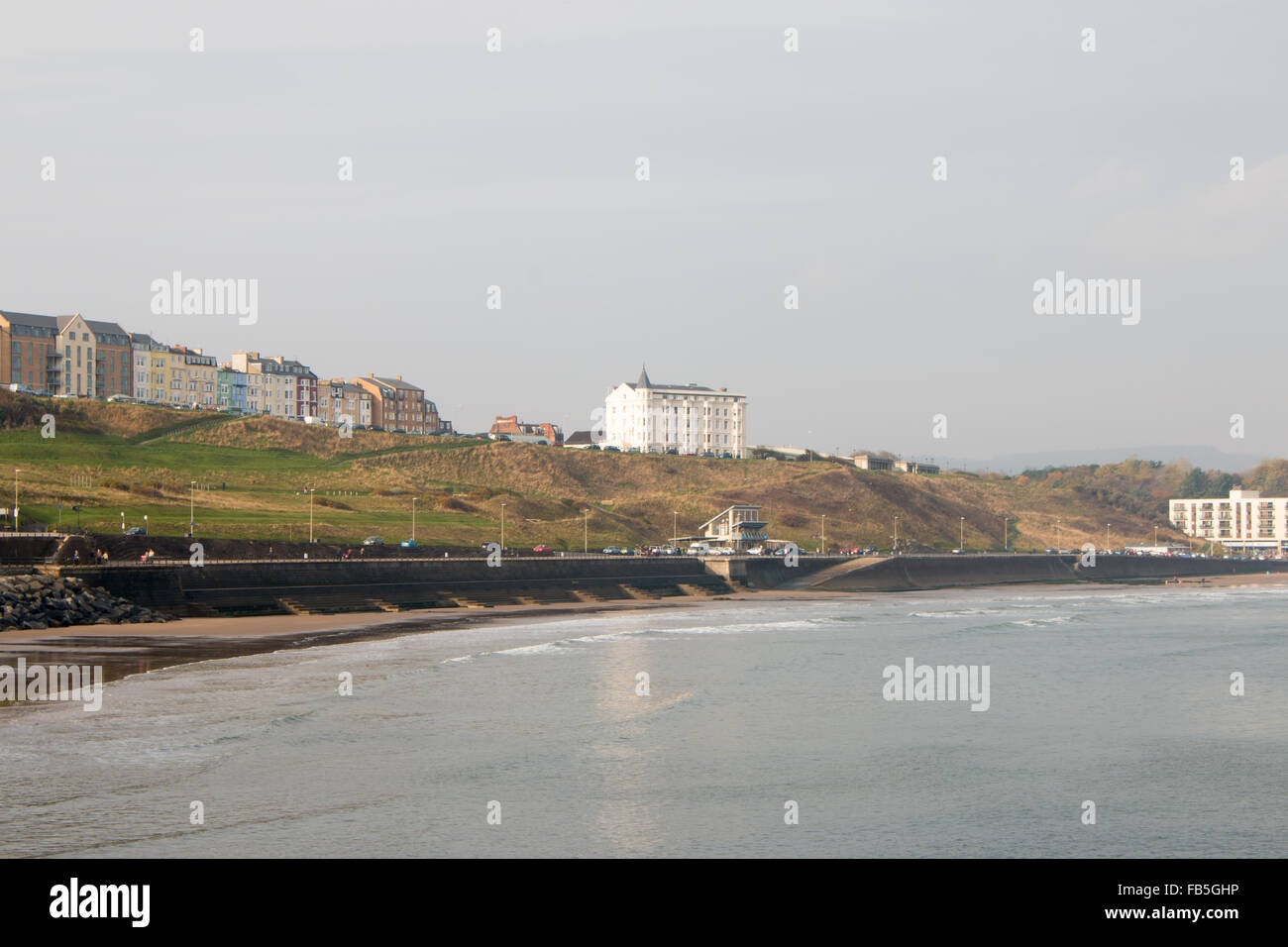 Bella e iconico North Bay Beach in città costiera di Scarborough, North Yorkshire, Regno Unito. Meteo a sopraggitto. Foto Stock