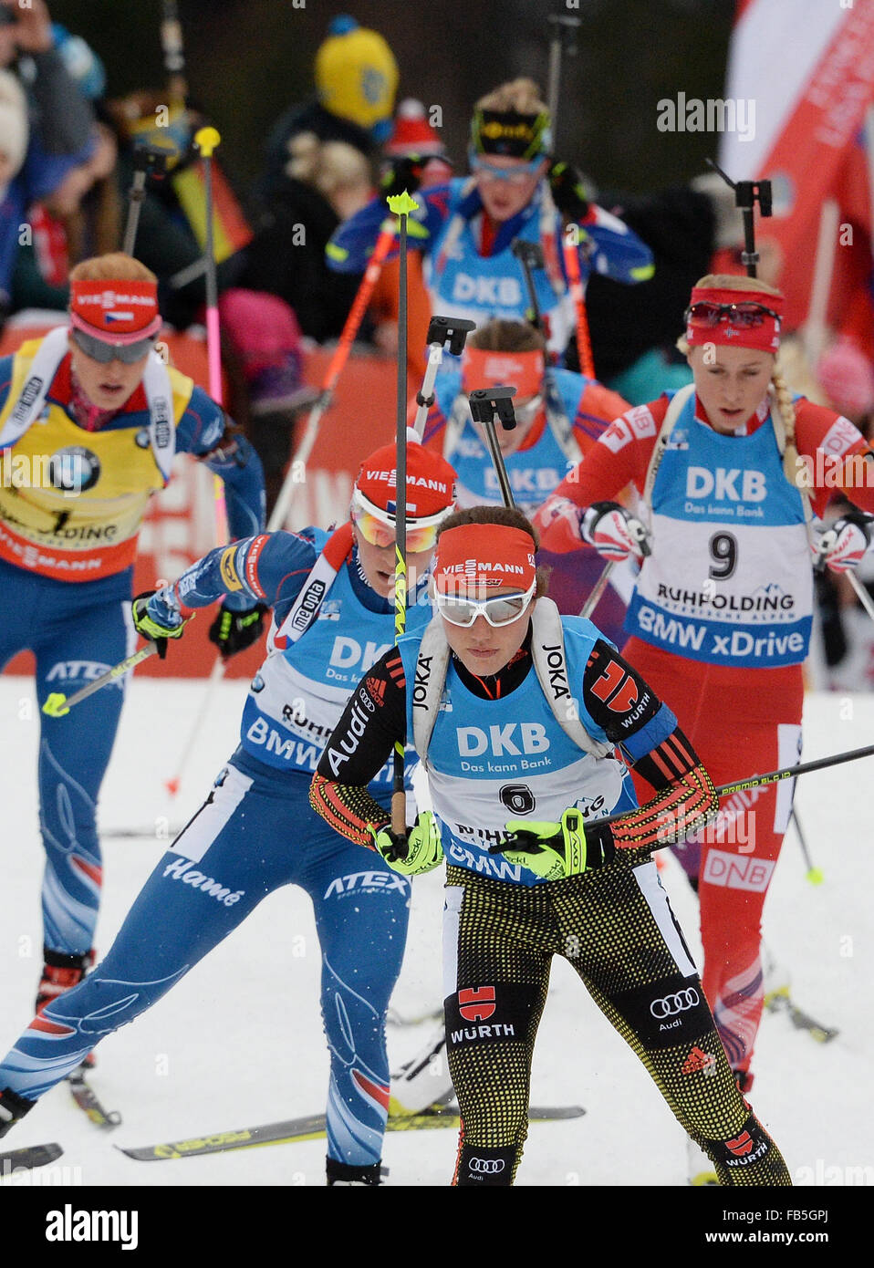 Ruhpolding in Germania. Decimo gen, 2016. La Germania Laura Dahlmeier (C) in azione durante la donna 12,5 km mass start evento presso la Coppa del Mondo di Biathlon di Chiemgau Arena a Ruhpolding, Germania, 10 gennaio 2016. Foto: ANGELIKA WARMUTH/dpa/Alamy Live News Foto Stock