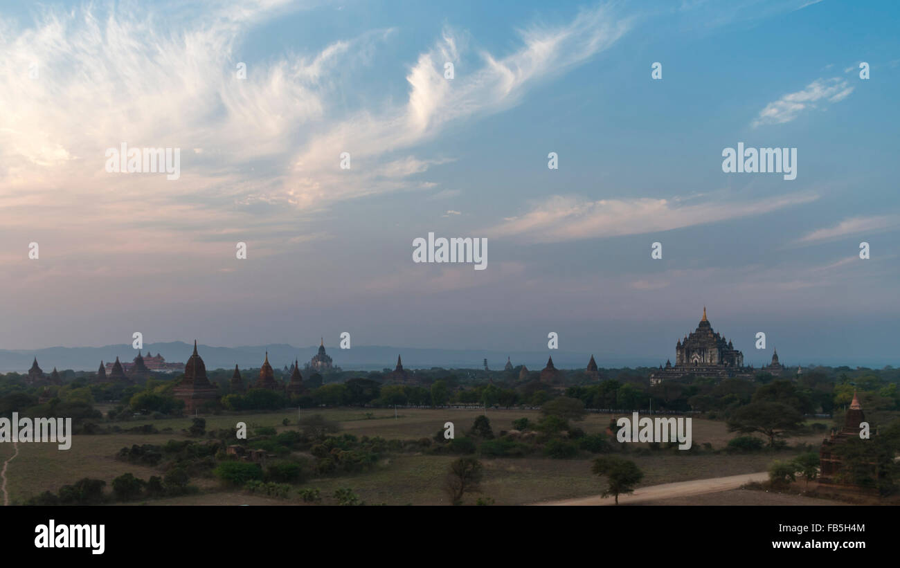 Il cielo sopra la Bagan pianure nel crepuscolo serale. Sullo sfondo di molti templi comprese che Byin Nyu. Bagan, Myanmar (Birmania). Foto Stock